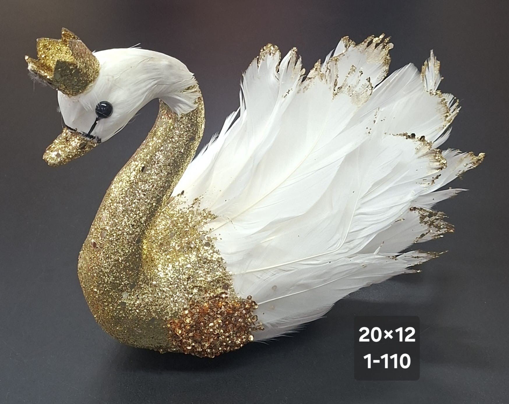 Lebădă Decorativă Aurie cu Pene Albe și Coroană – 20×12cm